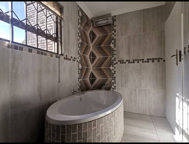 4 BEDROOM HOUSE FOR SALE IN BASSONIA